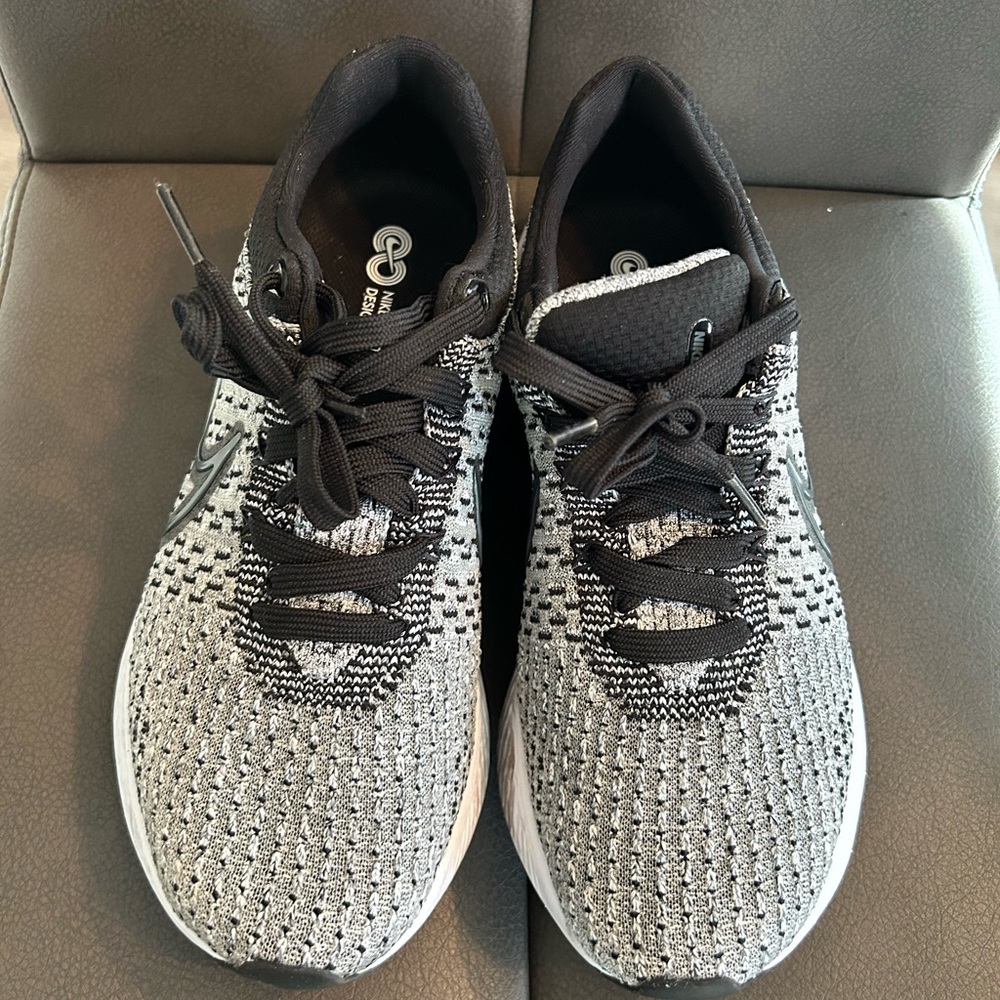 Women’s Nike Sneakers Size 9
